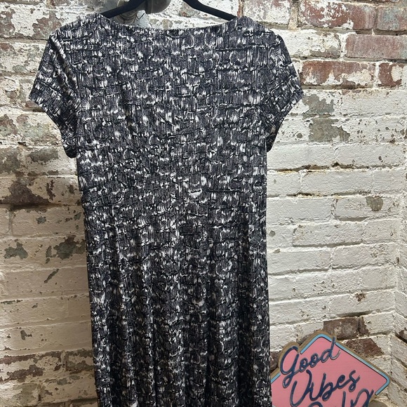 Connected Apparel black and white cap sleeve rayon dress in size 10. - Picture 3 of 5